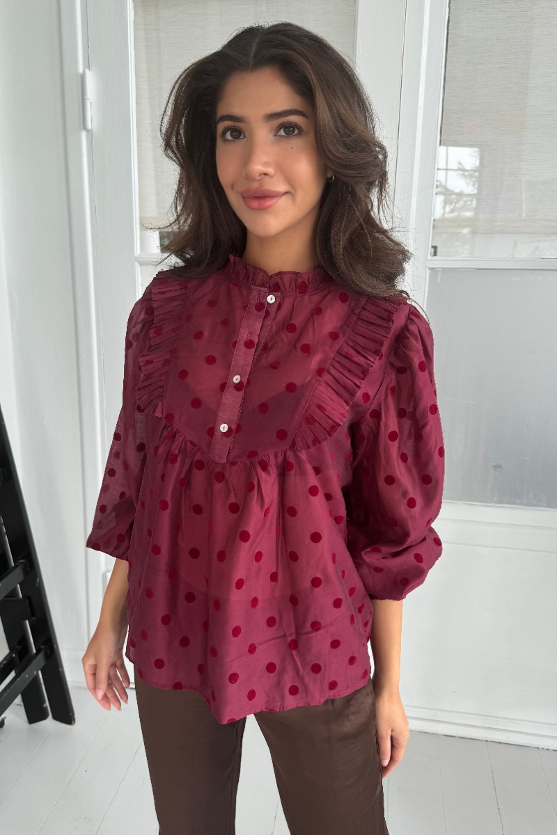 Smuk Bluse i Silke Dot - Bordeaux Black Friday Tilbud