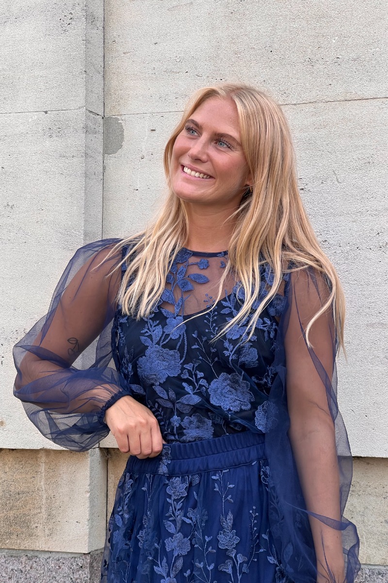 A-View Bluse i Fuchsia med Broderede Blomster - Tilbud!