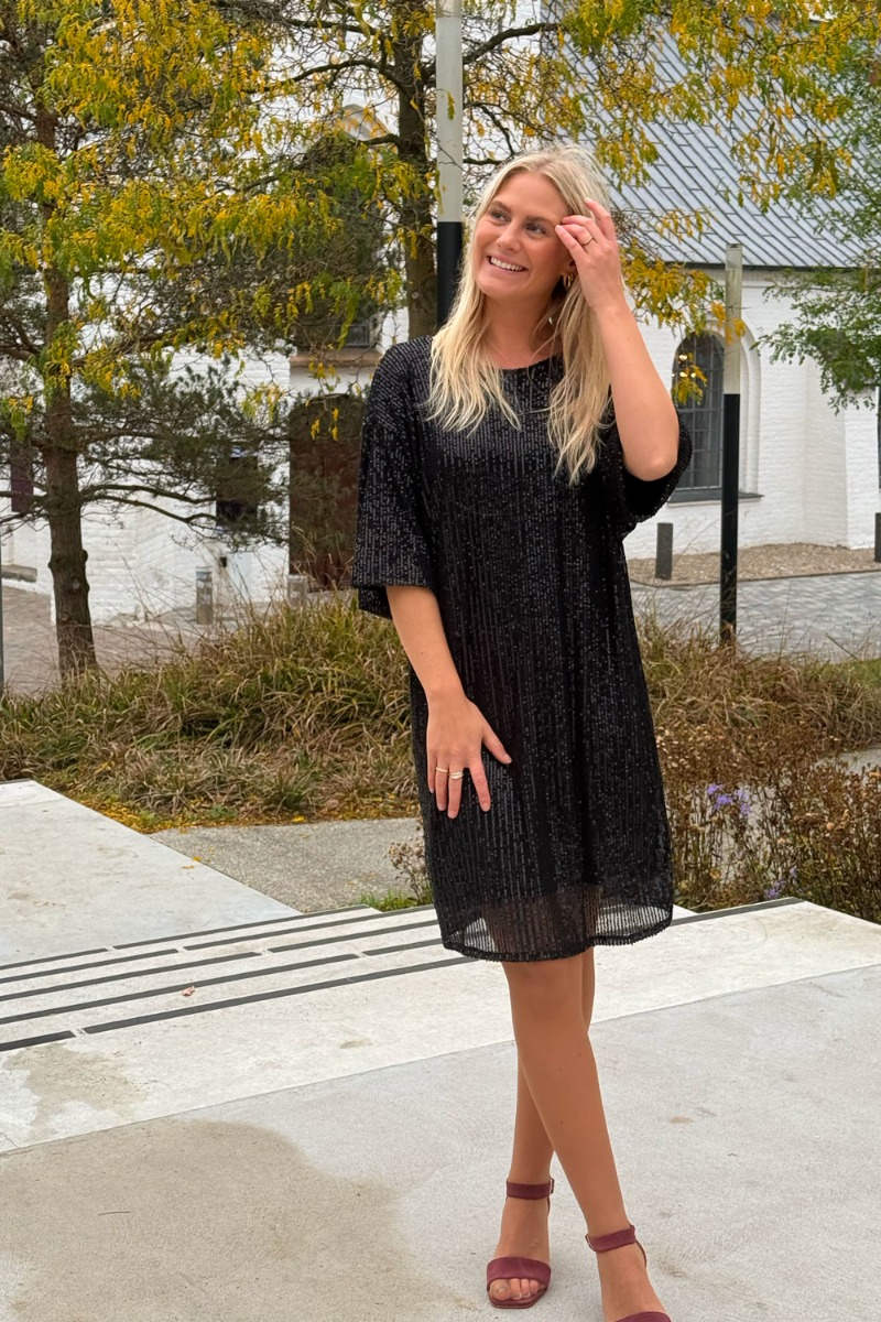 Lorah Kjole i Sort - Black Friday Tilbud! Levering Uge 46