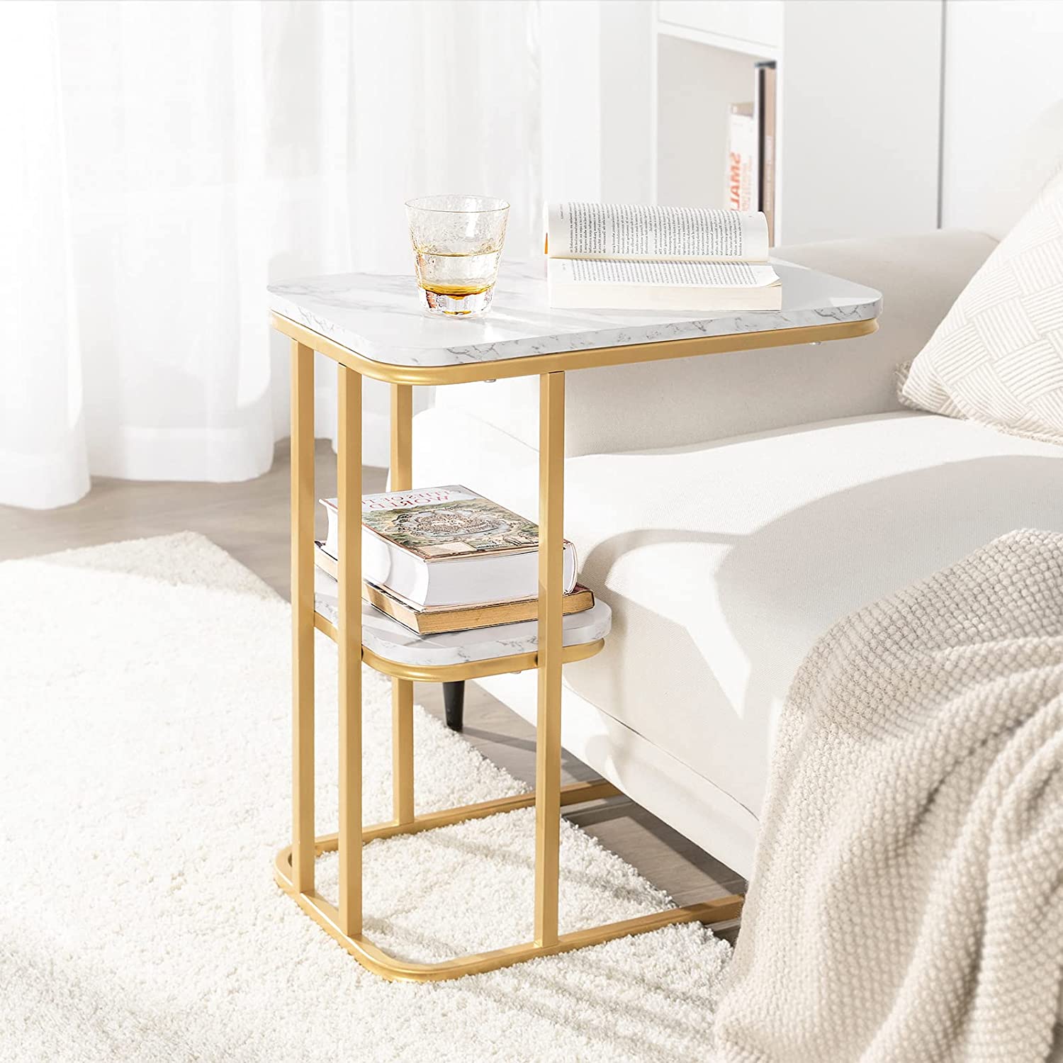 Elegant Marmorlook Sidebord med Guldfarvet Stel – Black Friday Tilbud