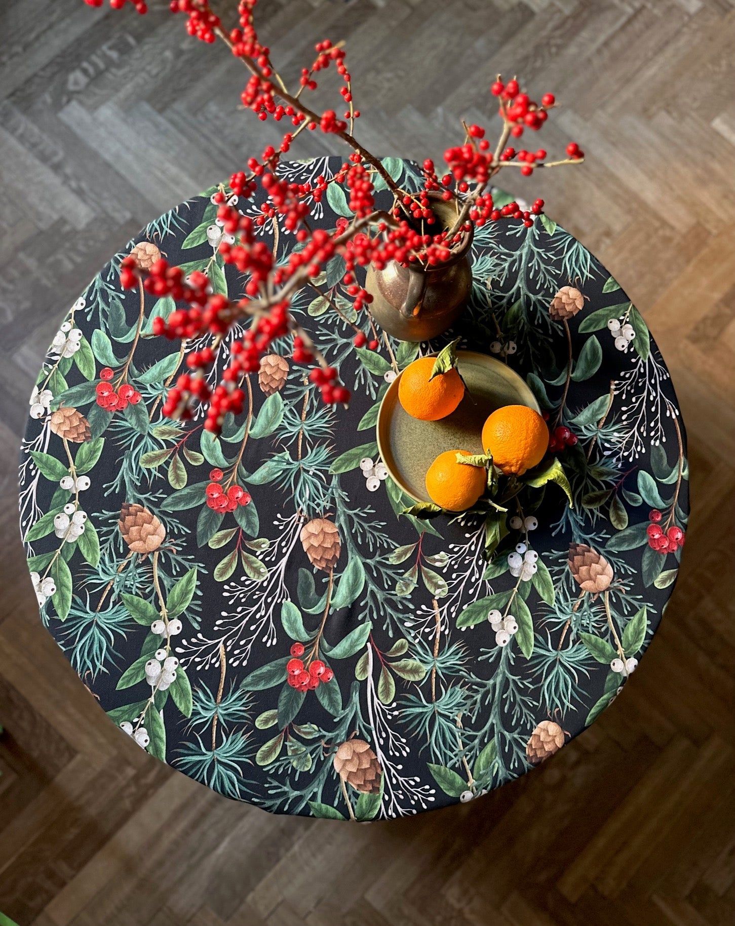 Mørk Julemotiv Rund Dug i 100% Bomuld - Black Friday Tilbud